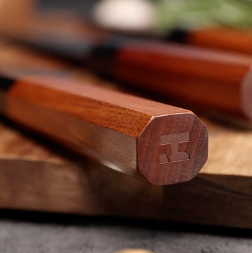 Kaltinis Santoku peilis “Harumi”