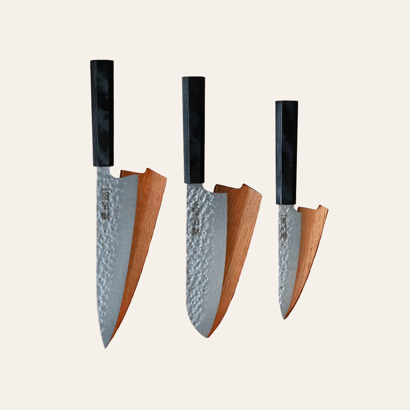 3 kaltiniai peiliai + mediniai dėklai